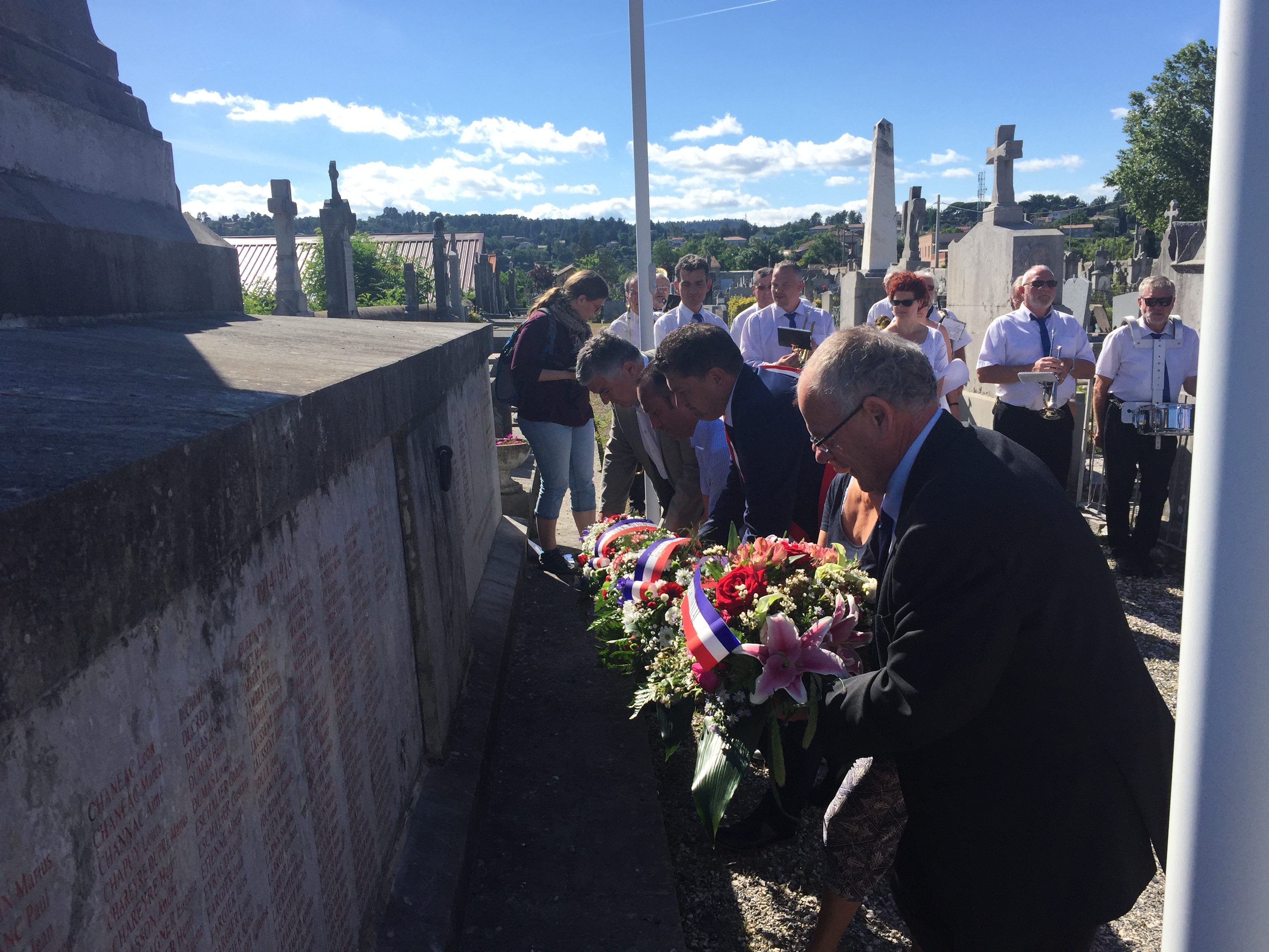 Hommage au Général de Gaulle et à la flamme vivante de la Résistance française.