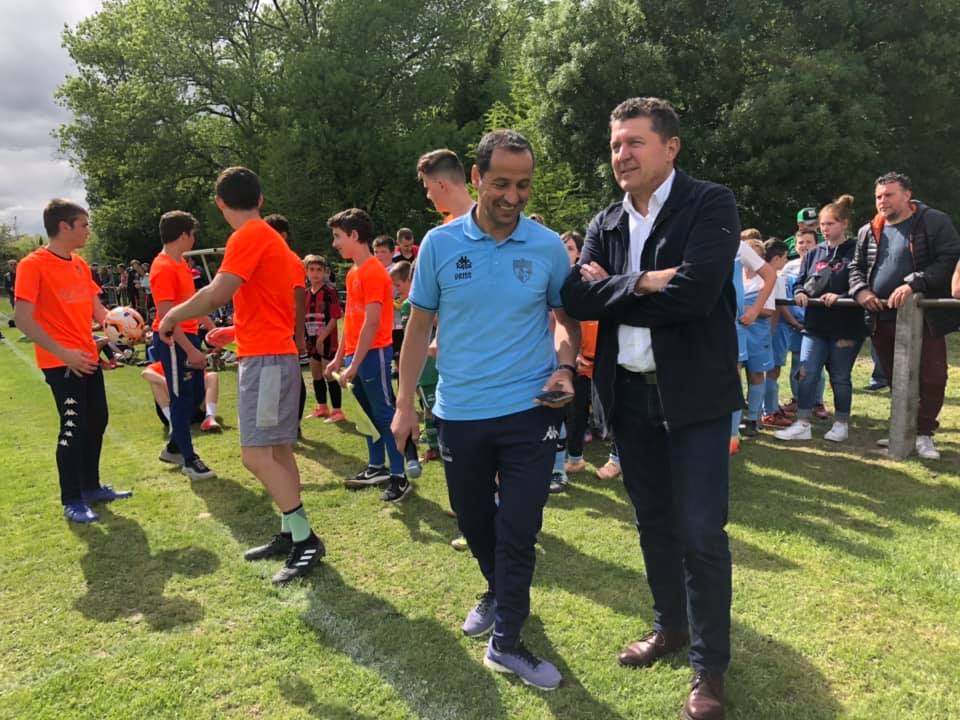 Au bord des terrains de foot, lors du tournoi U11/U13 à Saint-Jean-le-Centenier