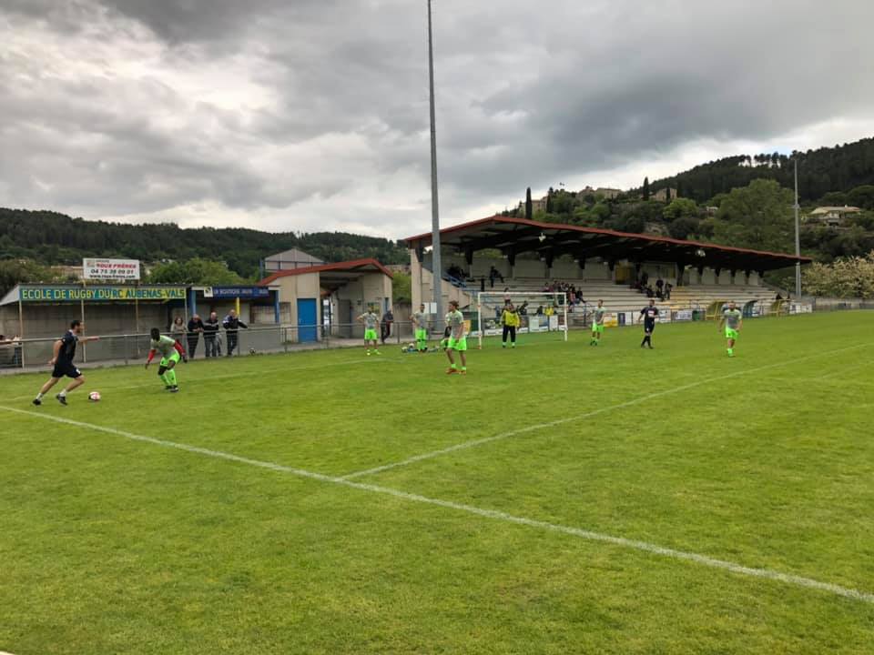 Finales de foot corpo régional à Aubenas : ça donne envie de rechausser les crampons !