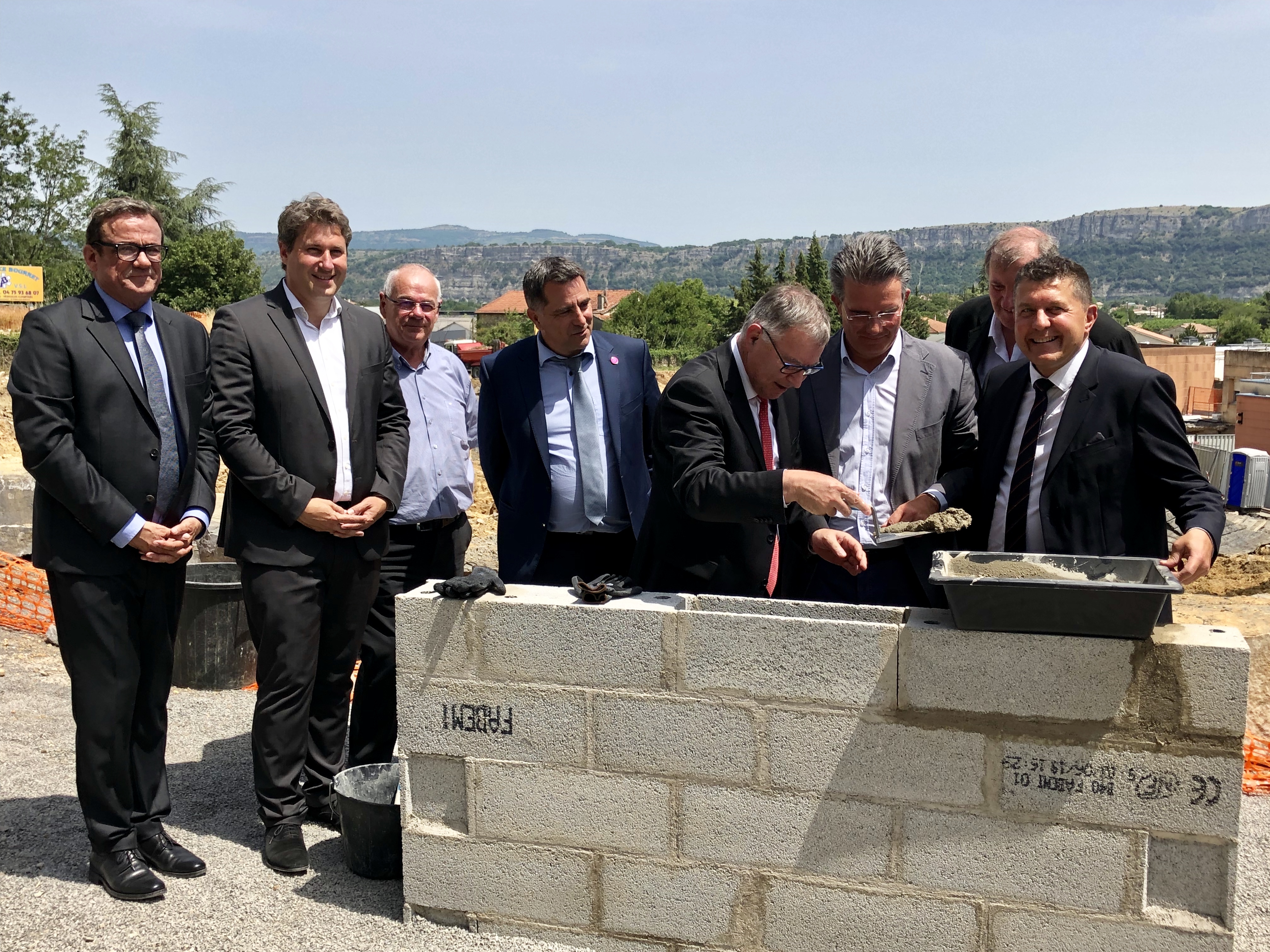 Pose officielle de la première pierre de 15 millions d’euros de travaux de modernisation du Centre Hospitalier d’Aubenas.