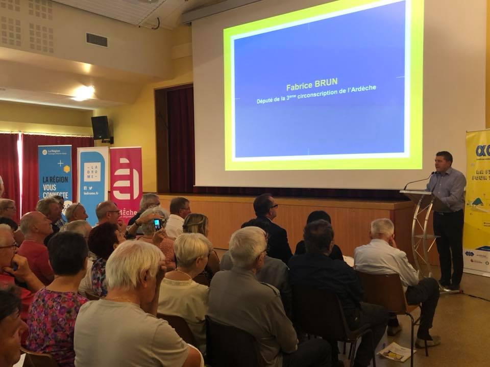 Réunion publique à St Etienne de Fontbellon pour présenter les offres d’internet très haut débit à la population.