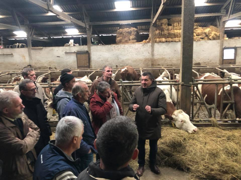 Echanges sur le terrain, à Coucouron, avec la profession agricole.