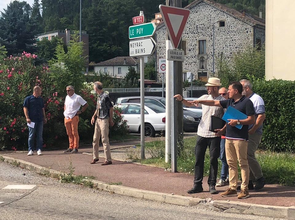 Sur le terrain, pour une réunion autour de la sécurisation de la traverse de Lalevade.