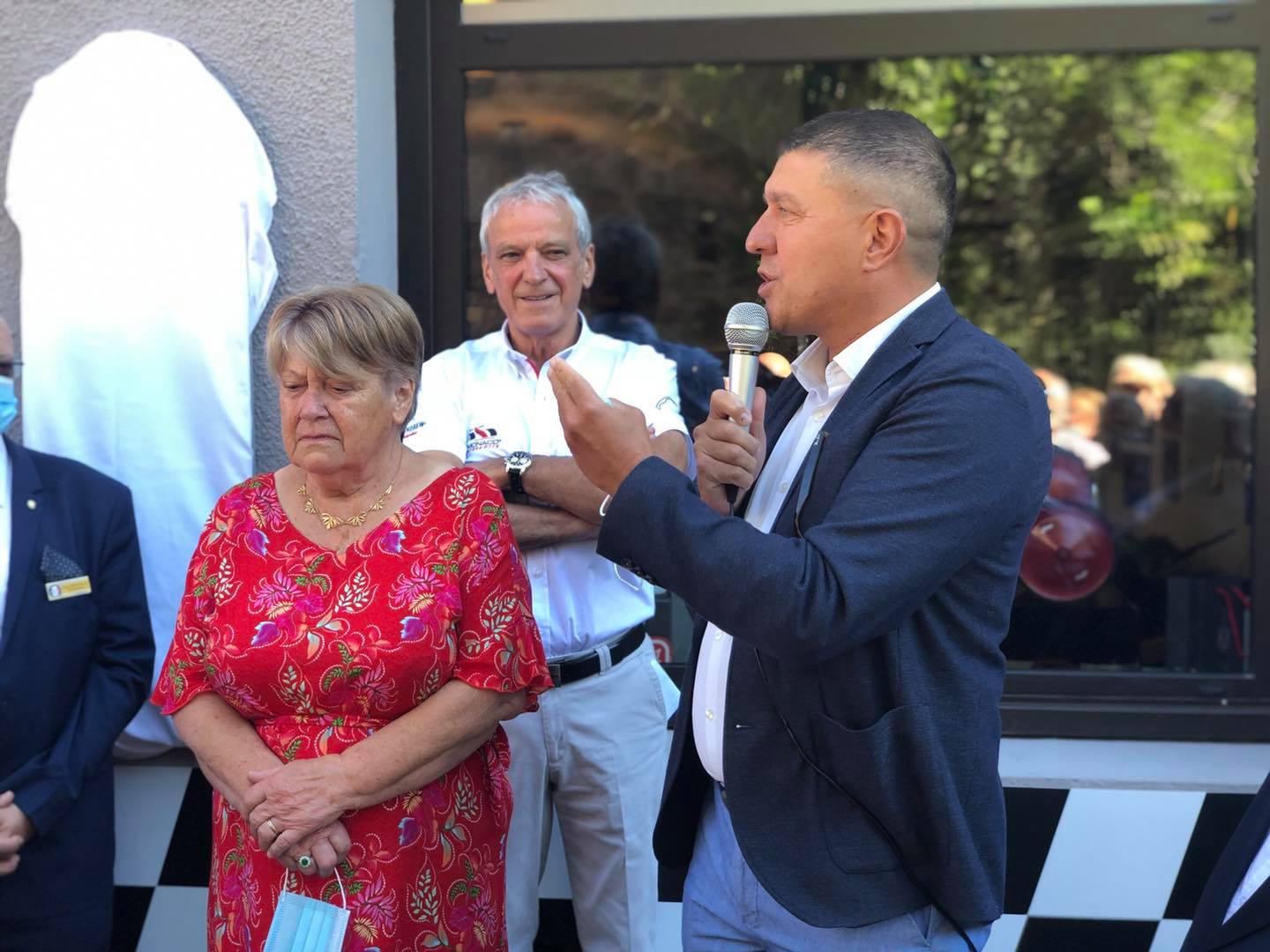 Pose de la plaque « Lieux de l’Histoire Automobile » au restaurant « La Remise » d’Yves Jouanny à Antraigues.