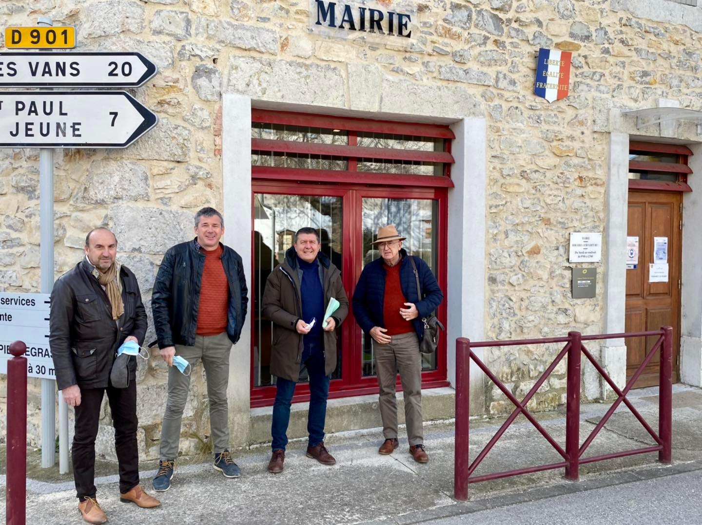 Réunion de travail à Saint-André-de-Cruzières.