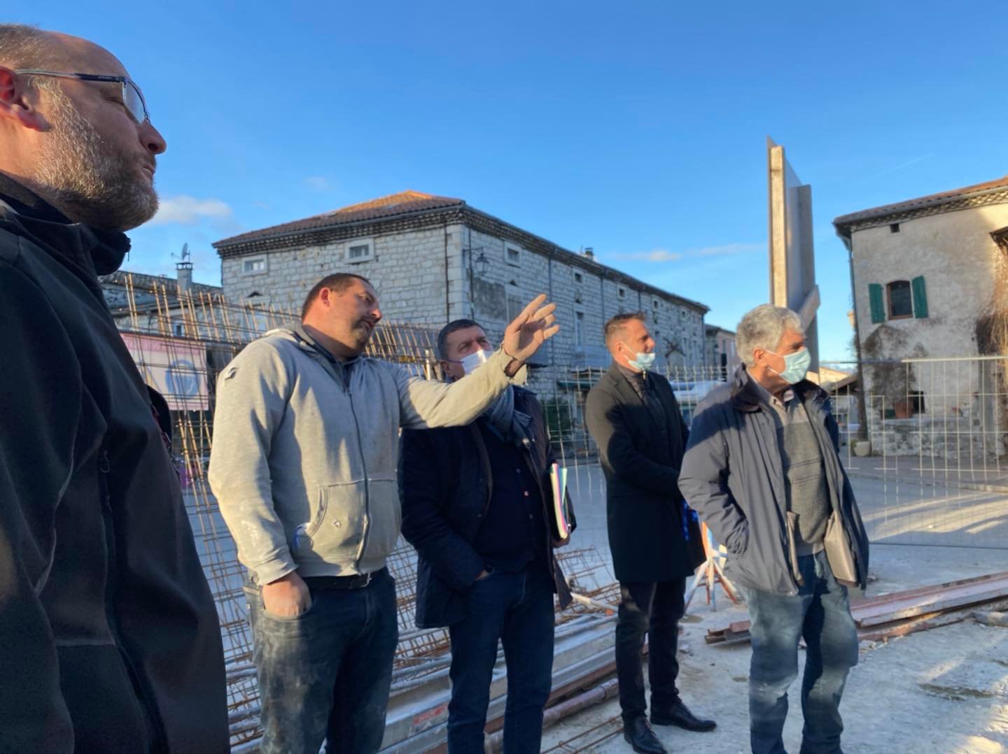 Réunion de travail à Lussas, sur le chantier du bâtiment Chez Charly.