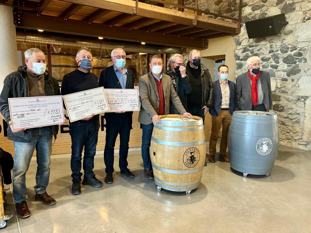 À Rochecolombe, pour la remise des chèques de la vente aux enchères des Vignerons Ardéchois.