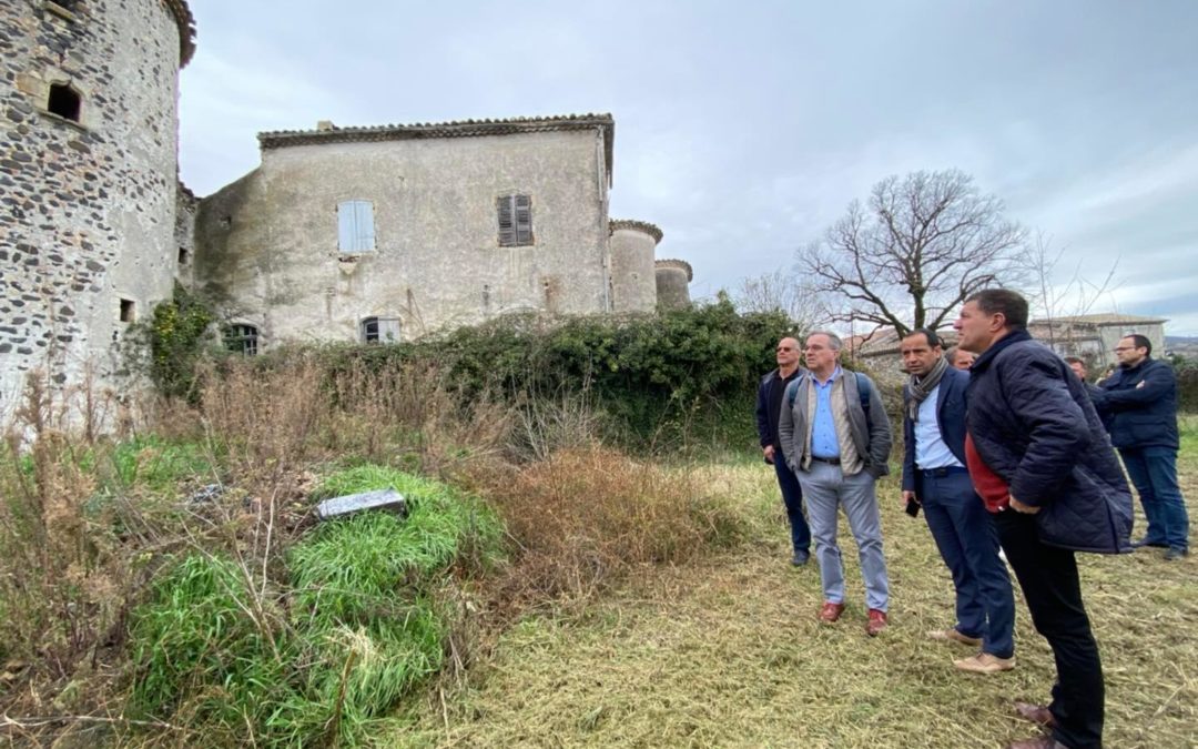 Réunion de travail autour du projet de réhabilitation du château de Saint-Jean-le-Centenier.