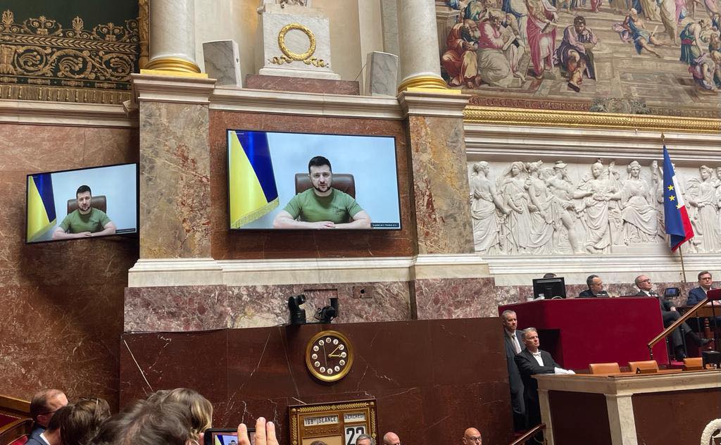 Allocution du Président de l’Ukraine Volodymyr Zelensky devant le Parlement français.