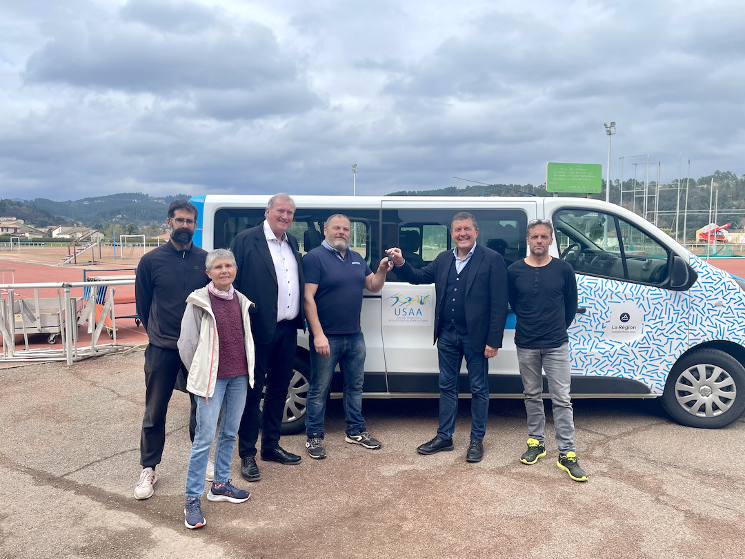 À Aubenas pour la remise des clés du minibus de l’US Athlétisme offert par la Région Auvergne-Rhône-Alpes.