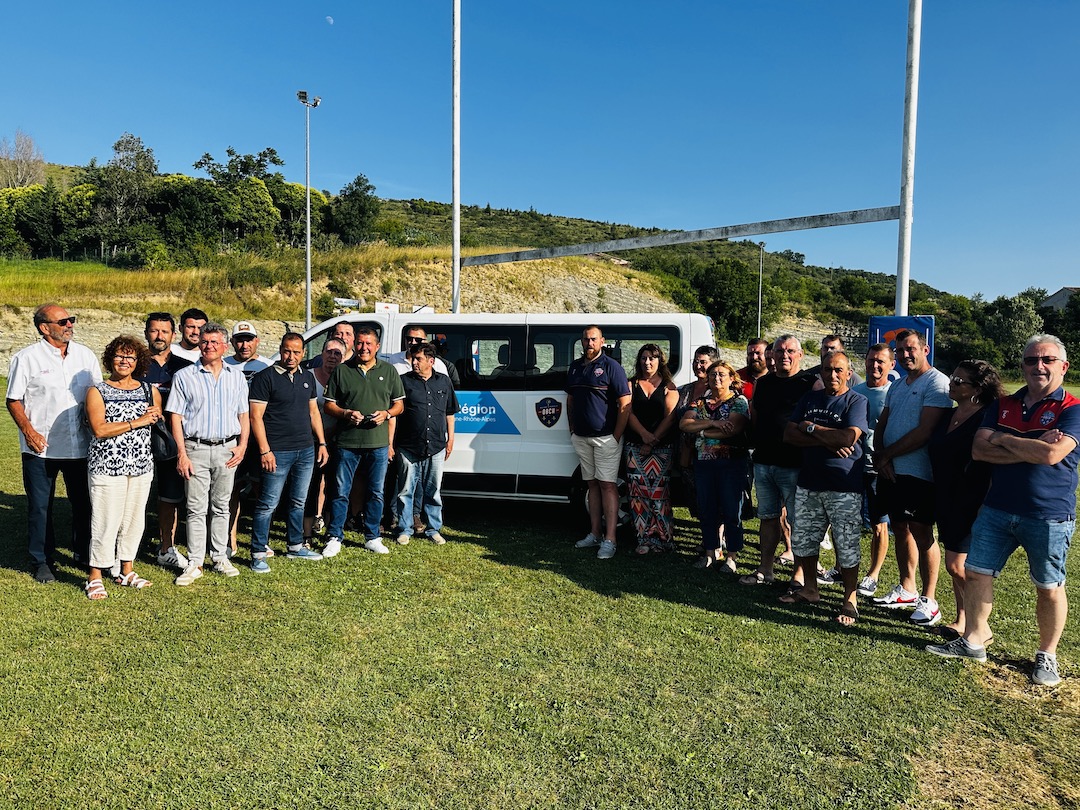 À Villeneuve-de-Berg, pour la remise des clés du minibus de l’OBCH