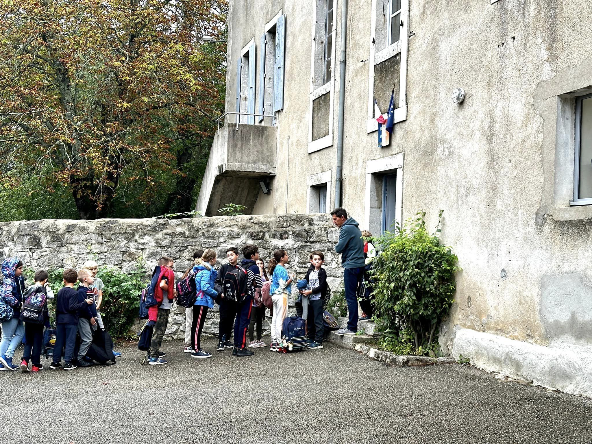 Une matinée qui débute par la visite du regroupement pédagogique intercommunal Balazuc-Uzer qui illustre bien les spécificités de l’école rurale que nous défendons.