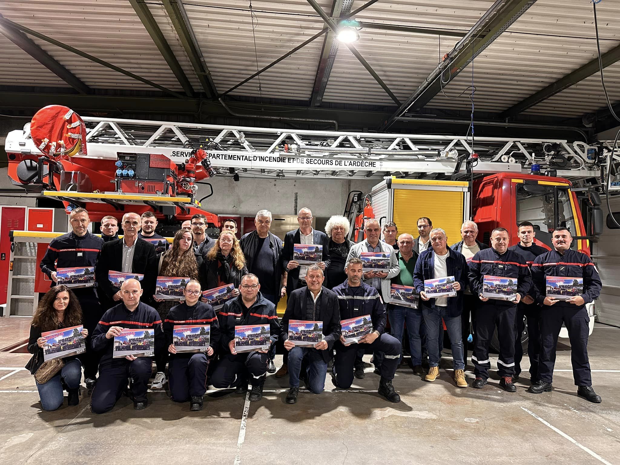 Remise du calendrier 2025 des pompiers du centre de secours d’Aubenas