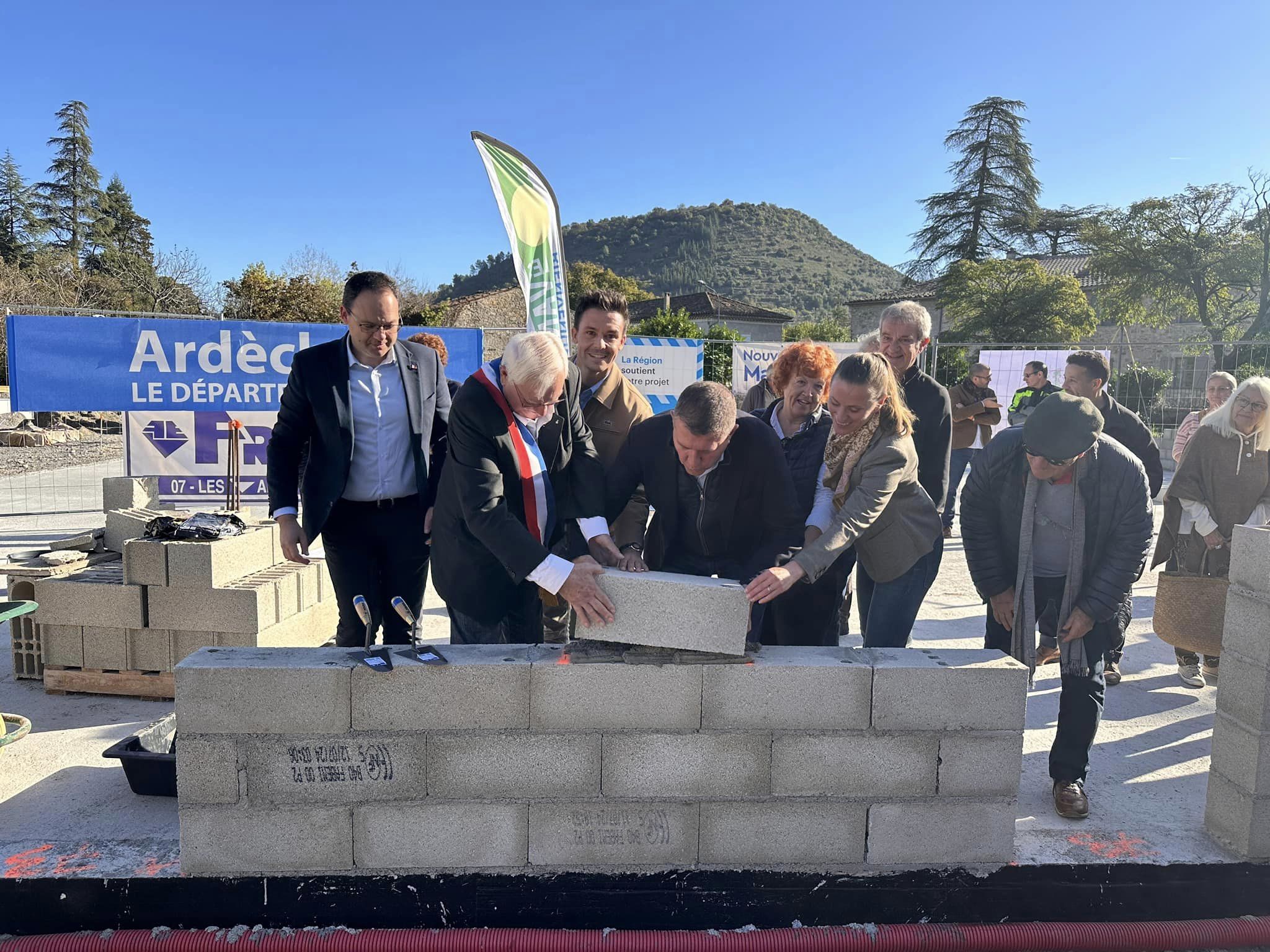 Pose de la première pierre de la maison de santé pluridisciplinaire des Vans