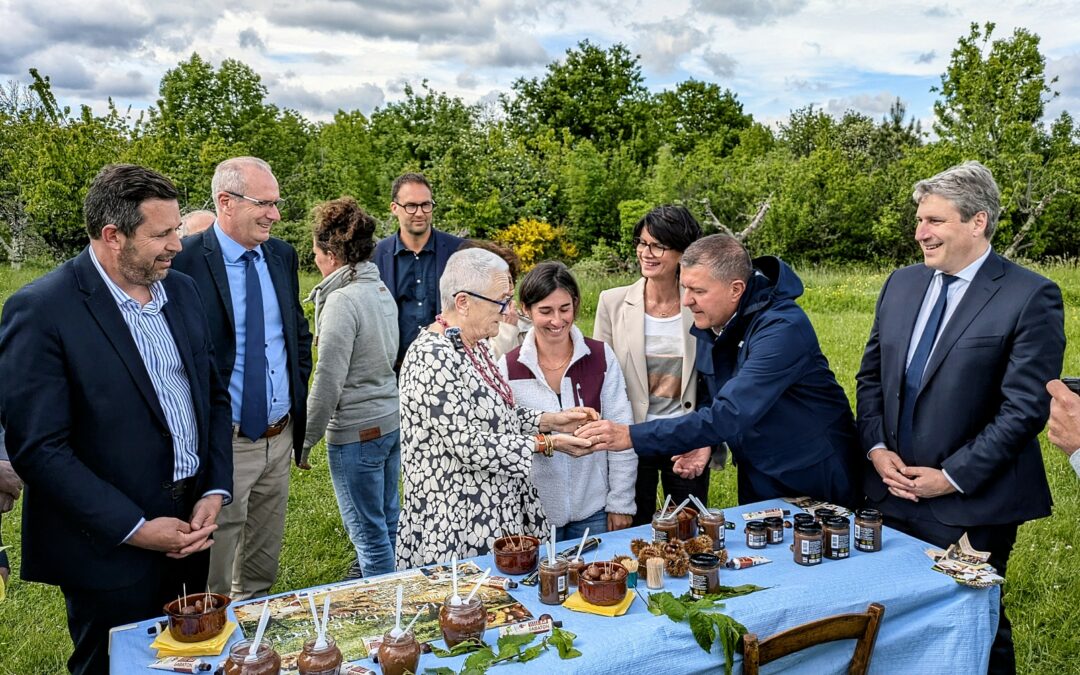 Présentation de notre emblématique châtaigne à la ministre de la Ruralité