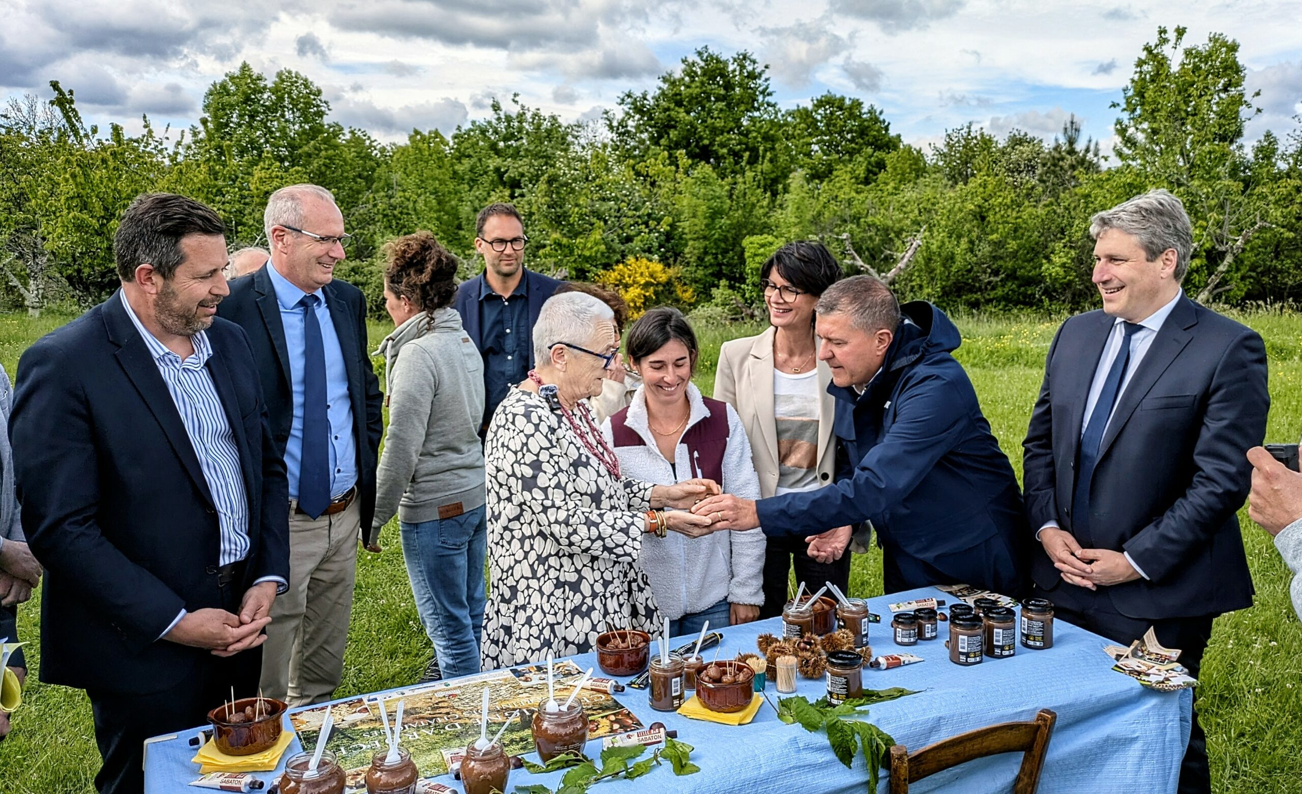 Présentation de notre emblématique châtaigne à la ministre de la Ruralité