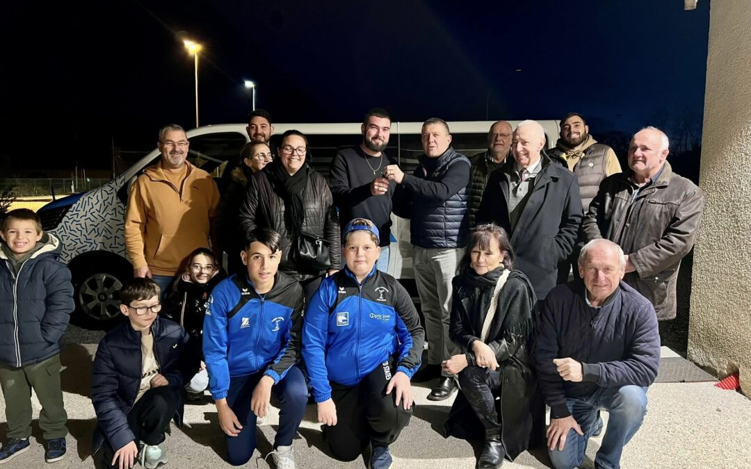 Remise des clefs du minibus offert par la Région Auvergne-Rhône-Alpes au club Barry pétanque