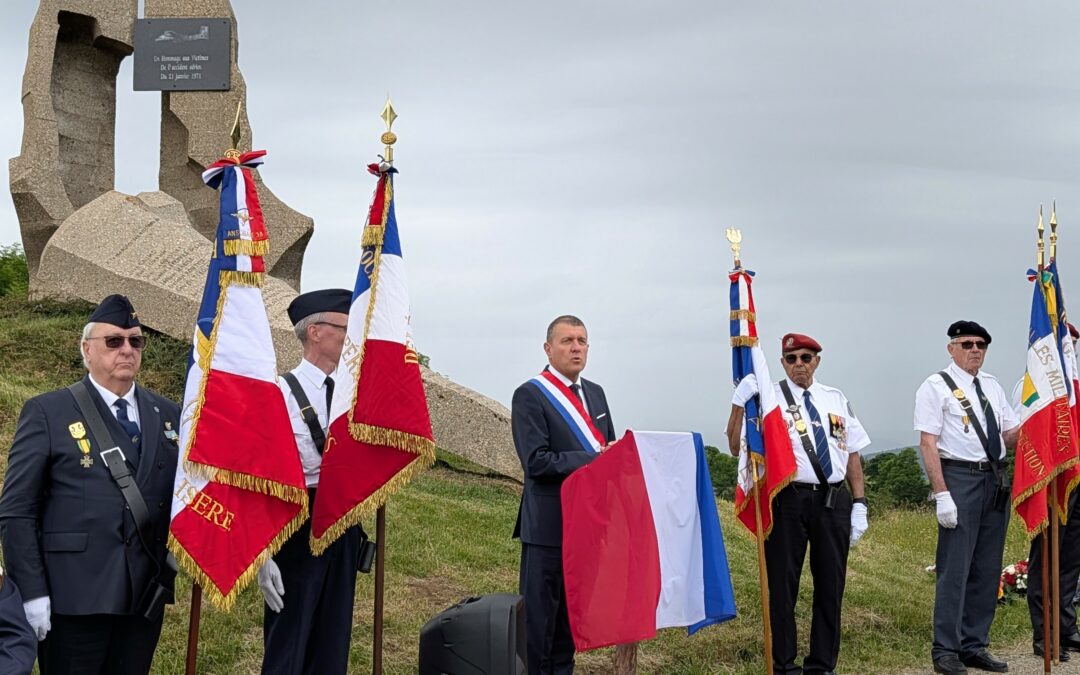 A Mézilhac pour la cérémonie du crash du Nord 262