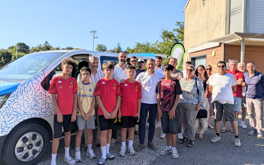 Remise des clés du minibus au club de foot de Vinezac