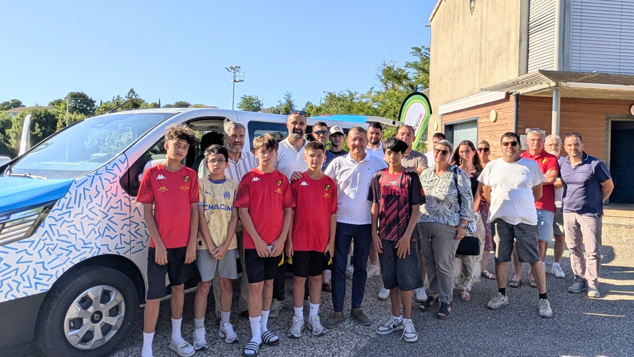 Remise des clés du minibus au club de foot de Vinezac