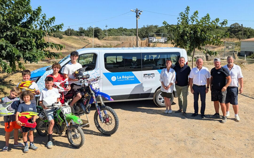 Remise des clés du minibus au Motocross Lavilledieu