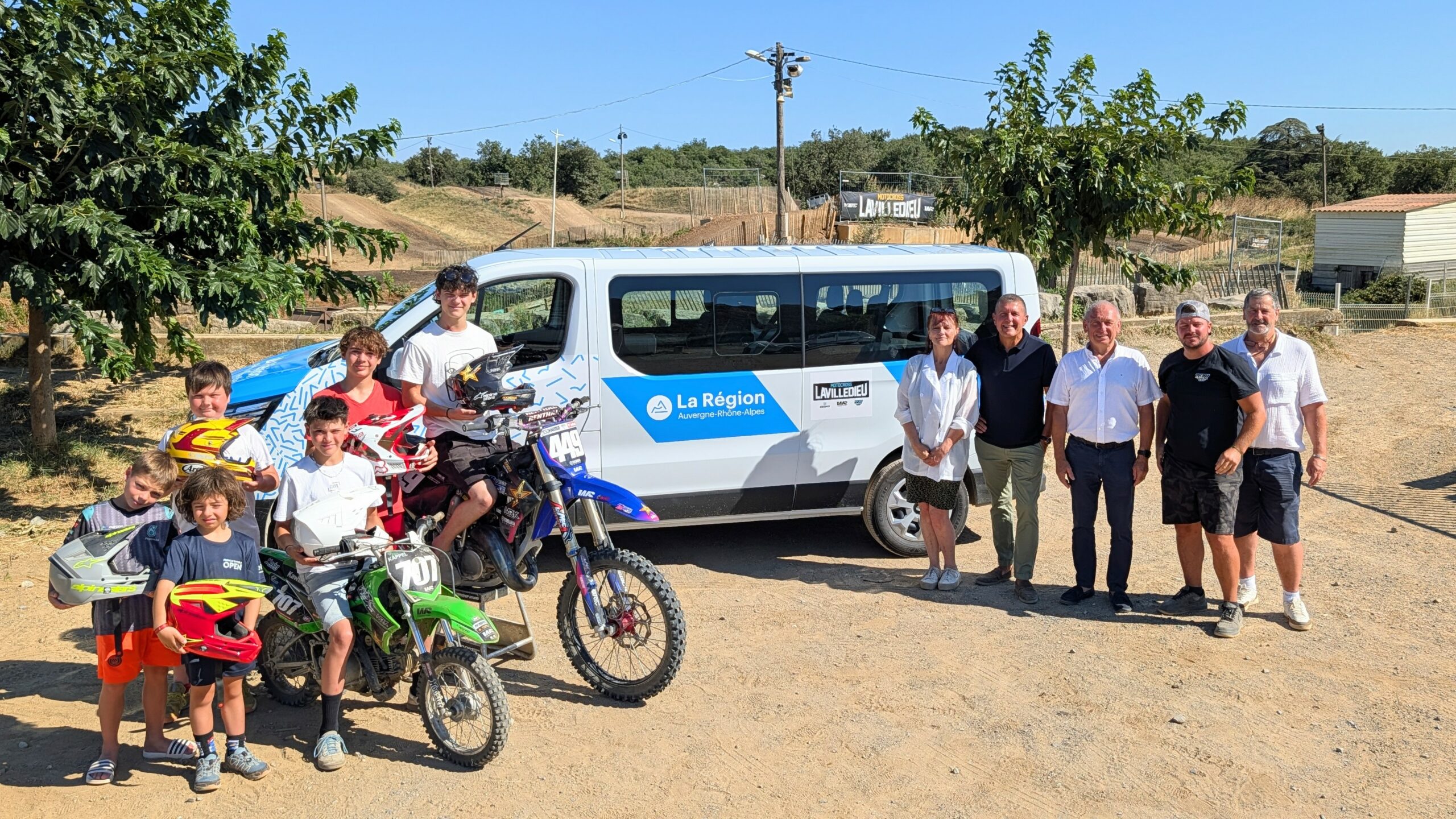 Remise des clés du minibus au Motocross Lavilledieu